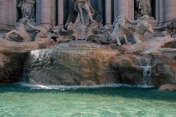 세계에서 랜드마크중 하나의 Trevi Fountain Foreground — 스톡 사진