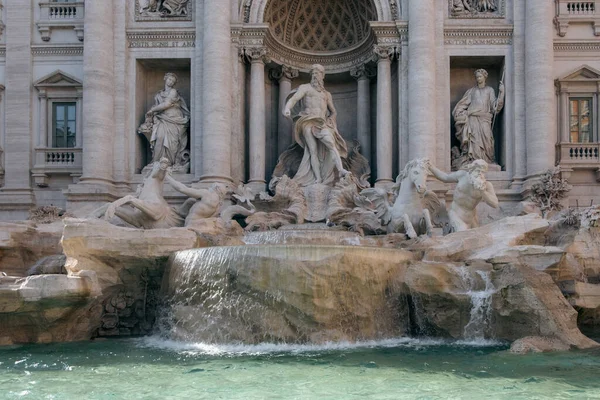Zbliżenie Jednego Najbardziej Znanych Zabytków Świecie Fontanna Trevi Rzymie Jasnym — Zdjęcie stockowe