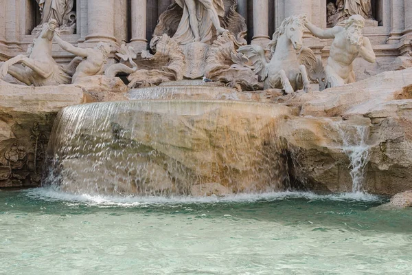 Zbliżenie Jednego Najbardziej Znanych Zabytków Świecie Fontanna Trevi Rzymie Jasnym — Zdjęcie stockowe