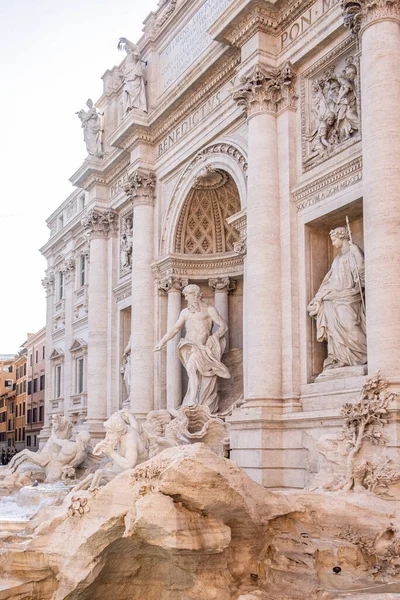 世界上最有名的地标之一 罗马的喷泉 背景是明亮的阳光 背景是古建筑 其侧貌给人留下深刻印象 — 图库照片