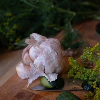 Ev yapımı turşu - dereotu, sarımsak, biber ve baharat, sade ahşap masa, ev yapımı turşu, kış için konserve.