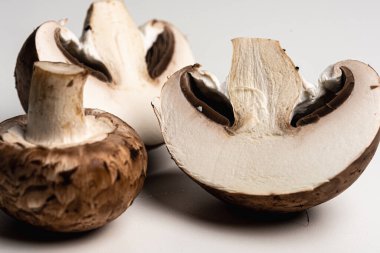 Beyaz bir masada kahverengi şampiyonlar. Yemek malzemeleri. Vejetaryen, vejetaryen yemeği. Sağlıklı beslenme. yiyecek arka planı.