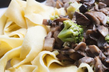 Mantarlı lezzetli makarna, brokoli ve krem soslu parmesan peyniri. yiyecek arka planı.