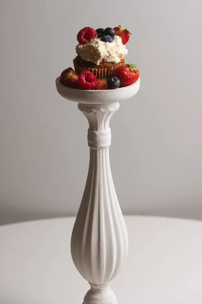Krásný Muffin Lahodnou Veganskou Smetanou Čerstvé Bobule Dekorativním Bílém Polštářku — Stock fotografie