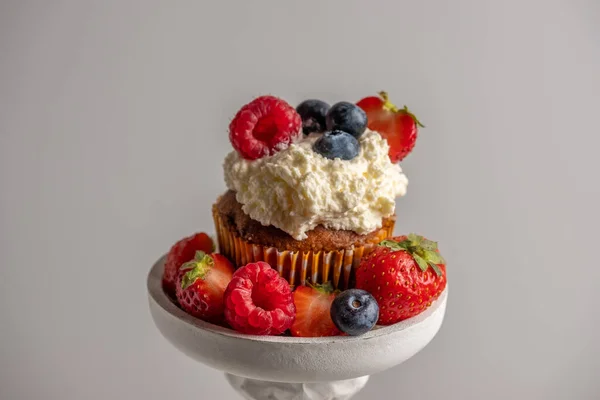 Mooie Muffin Met Heerlijke Veganistische Room Verse Bessen Een Decoratieve — Stockfoto