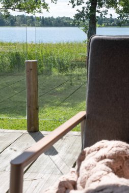 Güneşli yaz gününde güzel gölde yol. Kırsal bölgedeki gölde tahta köprü, dinlenmek ve hedonik tatiller için mükemmel bir yer. Alıntılar için arka plan. metin için yer