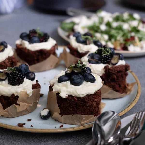Brownie Muffins Mit Sahne Und Blaubeeren Auf Einem Teller Ein — Stockfoto