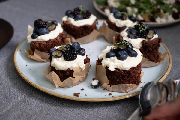 Brownie Muffin Tejszínnel Áfonyával Egy Tányéron Egy Tál Egészséges Zöld — Stock Fotó