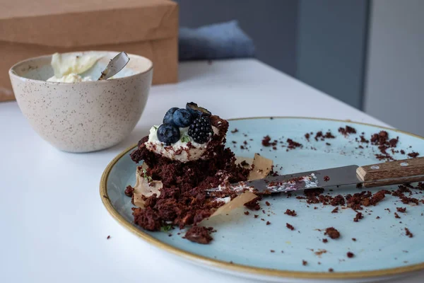 Auf Einem Weißen Tisch Ein Teller Mit Einem Stück Kuchen — Stockfoto