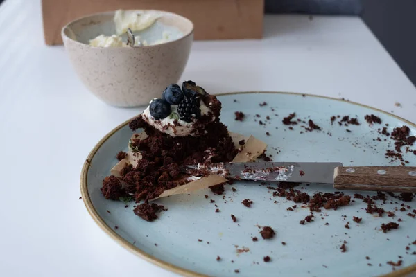 Auf Einem Weißen Tisch Ein Teller Mit Einem Stück Kuchen — Stockfoto