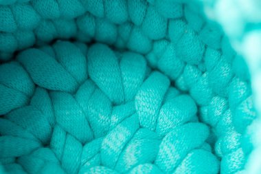 Şirin örgü örülü turkuaz sepetin içinde, malzeme organizatörü, tığ işi sepetleri altında, tığ işi için desen, doğa dostu sürdürülebilir el işi, şirin iç malzemeler. Metnin için boşluk