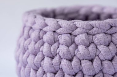 Tığ işi mor sepet, malzeme düzenleyicisi, tığ işi sepetleri, tığ işi için desen, doğa dostu sürdürülebilir el işi, sevimli iç malzemeler. Metnin için boşluk