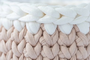 Tığ işi bej ve beyaz sepet, malzeme düzenleyicisi, tığ işi sepetleri, tığ işi için desen, doğa dostu sürdürülebilir el işi, sevimli iç malzemeler. Metnin için boşluk