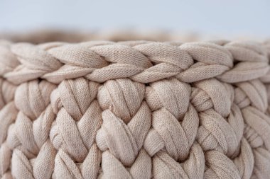 Tığ işi bej sepetinin yakın çekimi, malzeme düzenleyicisi, tığ işi sepetleri, tığ işi için desen, doğa dostu sürdürülebilir el işi, sevimli iç malzemeler. Metnin için boşluk