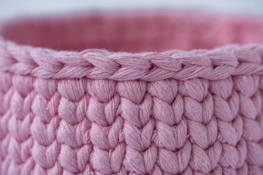 Tığ işi pembe sepet, malzeme düzenleyicisi, tığ işi sepetleri, tığ işi için desen, doğa dostu sürdürülebilir el işi, sevimli iç malzemeler. Metnin için boşluk