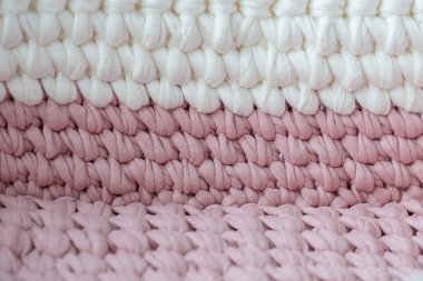 Beyaz kenarlı, işlemeli pembe sepet, eşyalar düzenleyici, tığ işi için desen, doğa dostu sürdürülebilir el işi, sevimli iç malzemeler. Metnin için boşluk