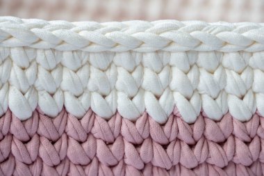 Tığ işi pembe ve beyaz sepet, malzeme düzenleyicisi, tığ işi sepetleri, tığ işi için desen, doğa dostu sürdürülebilir el işi, sevimli iç malzemeler. Metnin için boşluk