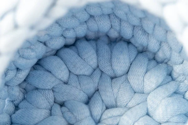 かわいいかぎ針編みのライトブルーのバスケット 物事の主催者 かぎ針編みのバスケットの底 かぎ針編みのためのパターン 自然に優しい持続可能な手工芸品ビジネス かわいいインテリアアイテムの中 テキストのスペース — ストック写真