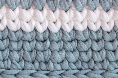 Güzel yeşil ve beyaz örgü sepetinin bir kısmı, çeşitli küçük şeylerin organizatörleri, mücevher deposu. Kış akşamları güzel bir hobi. Sürdürülebilir, organik yaşam tarzı reklamcılığı.