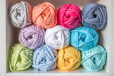 Dikiş dikmek için çok güzel renkli iplikçikler. El işi posteri için renkli arkaplan, sürdürülebilir yaşam tarzı reklamı, metin için yer