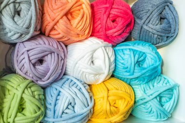 Dikiş dikmek için çok güzel renkli iplikçikler. El işi posteri için renkli arkaplan, sürdürülebilir yaşam tarzı reklamı, metin için yer