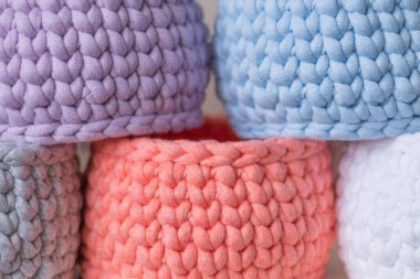 Genç bir çift büyük çileklere bağış yapıyor.. 