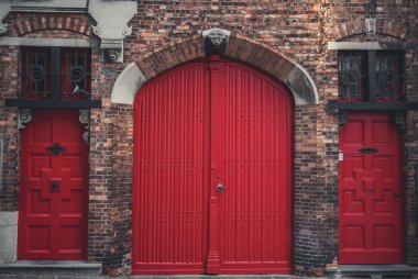 Belçika, Bruges 'deki bir binanın geleneksel parlak, ahşap giriş kapıları..