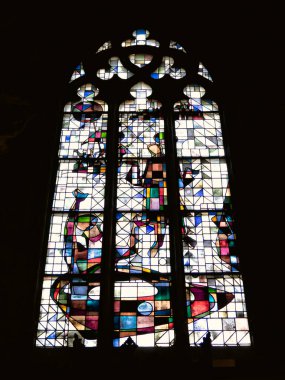 St. Peter ve St. Paul, Ostend, Belçika Kilisesi 'nin renkli camlı manzarası.