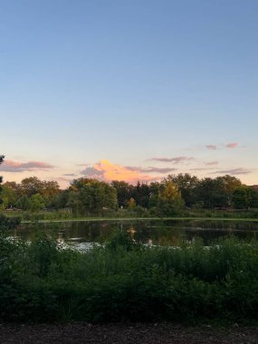 Gölde gün batımı