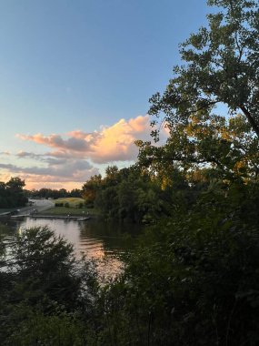 Gölde gün batımı