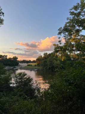 Gölde gün batımı