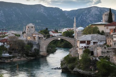 Bosna-Hersek 'in Neretva Nehri üzerindeki Mostar kentindeki eski köprü
