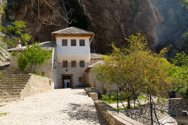 Bosna-Hersek 'in Buna Nehri' ndeki Tekija tarihi derviş evi
