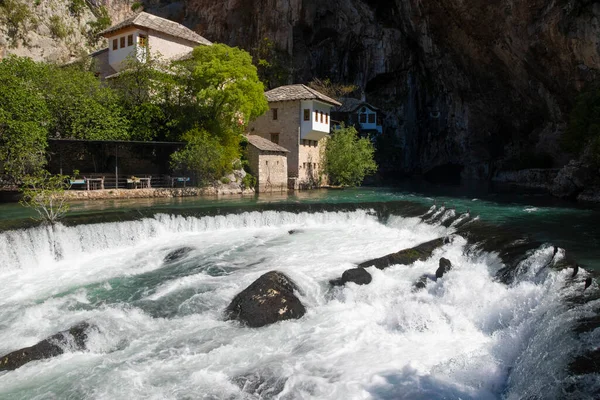 Bosna-Hersek 'in Buna Nehri' ndeki Tekija tarihi derviş evi