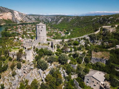 Pocitelj kenti ve Bosna-Hersek 'teki eski kalenin gerçek insansız hava aracı görüntüsü
