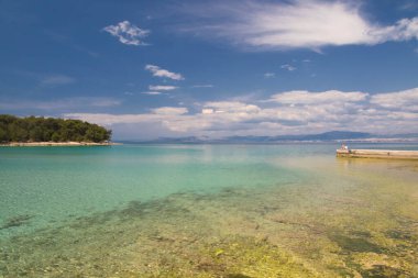 Hırvatistan 'ın Brac adasındaki Supetar kasabasındaki Sandy Vela luka plajı