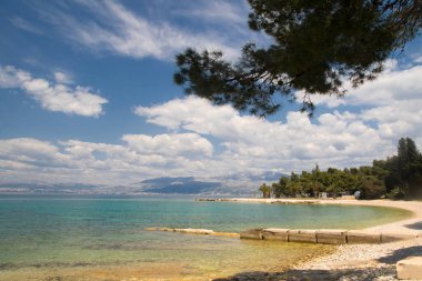 Hırvatistan 'ın Brac adasındaki Supetar kasabasındaki ünlü Vela Luka plajı