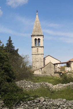 Brac Hırvatistan 'daki Dracevica kasabasında eski Aziz Kuzma ve Damjan Kilisesi