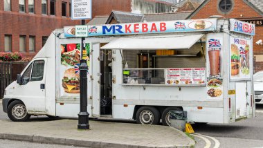 Basingstoke, İngiltere - 3 Temmuz 2021: Bir yaz akşamı Basingstoke, Hampshire 'da bir otoparkta aç müşterileri bekleyen yemek şirketine ait minibüs..