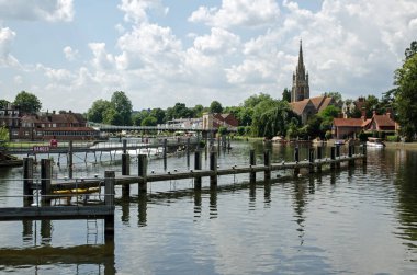 Güneşli bir yaz öğleden sonra Buckinghamshire 'da Marlow Lock' taki Thames Nehri 'nin manzarası.  
