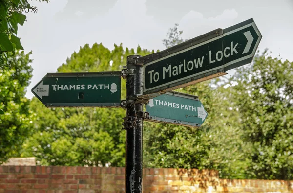 2021年7月19日 英国马洛 一个阳光明媚的夏日午后 在白金汉郡 一个标有 泰晤士河小径 Thames Path 的路标在Marlow Lock旁边 — 图库照片