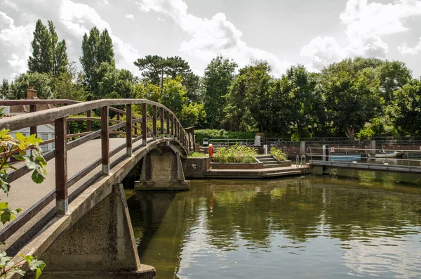 Güneşli bir yaz öğleden sonrasında Marlow Lock, Buckinghamshire 'da Thames Nehri' nin üzerindeki yaya köprüsü.. 
