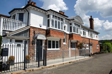 Marlow, İngiltere - 19 Temmuz 2021: Güneşli bir yaz öğleden sonrasında Buckinghamshire kasabasının kilidi ve Weir 'ının yanındaki tarihi Thames House manzarası. Bu ev 1860 'da inşa edildi..