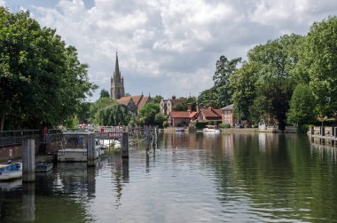 Güneşli bir yaz öğleden sonra Buckinghamshire 'daki Marlow kasabasına gidiyoruz..