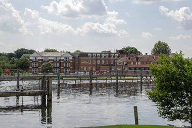 Marlow, İngiltere - 19 Temmuz 2021: Thames Nehri 'nin karşısından Marlow, Buckinghamshire' daki Compleat Angler Oteli 'ne doğru bakan güneşli bir yaz öğleden sonrası.