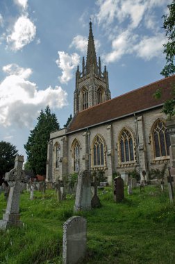 Güneşli bir yaz gününde Marlow, Buckinghamshire 'daki All Saints Kilisesi' nin mezarından manzara.