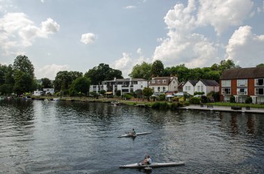 Marlow, İngiltere - 19 Temmuz 2021: Güneşli bir yaz öğleden sonrasında Marlow, Buckinghamshire 'daki Thames Nehri' nde kürek çekmeyi öğrenen öğrenciler.