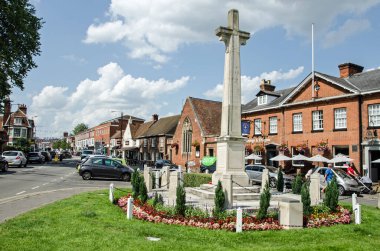 Marlow, İngiltere - 19 Temmuz 2021: Güneşli bir yaz öğleden sonrasında Marlow, Buckinghamshire 'ın merkezinde Savaş Anıtı. George ve Dragon 'un barı sağda. Ana cadde ise solda devam ediyor..