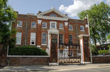 Marlow, İngiltere - 19 Temmuz 2021: Marlow, Buckinghamshire 'daki tarihi Marlow Place' in önü. Şu anda ofis olarak kullanılan 1721 yapımı ev bir zamanlar Galler Prensi 'nin eviydi ve Kraliyet Askeri Koleji tarafından kullanılıyordu..