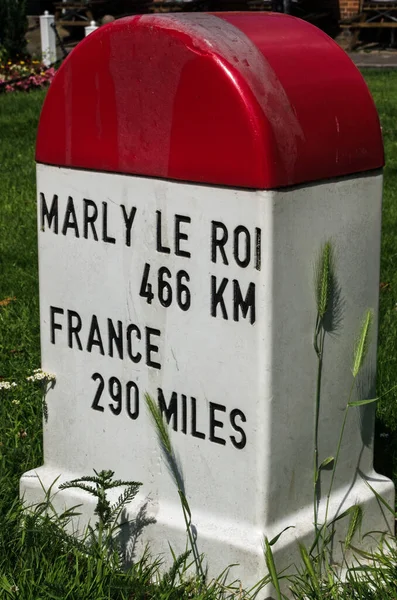 イギリスのマーロー 2021年7月19日 伝統的なフランスのマイルストーンは バッキンガムシャーのマーロウから町のMarly Roiまでの距離を示しています 2つの町は双子で文化活動を共有しています — ストック写真